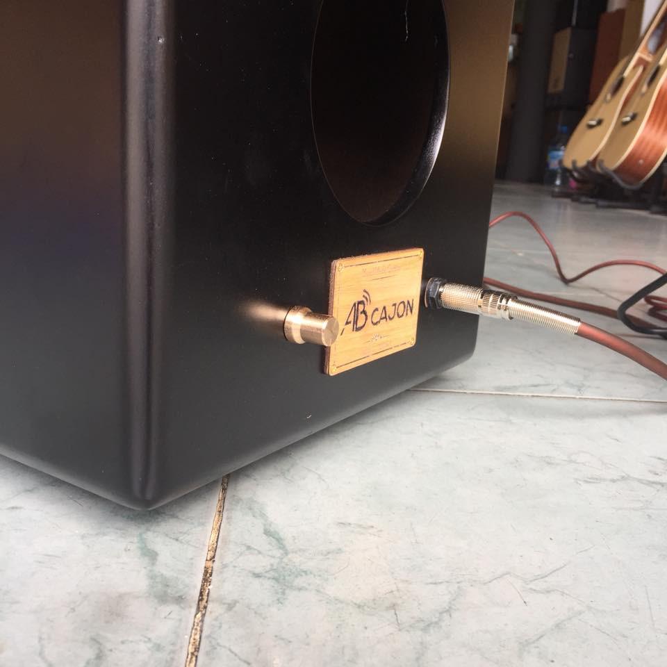 Trống cajon có lắp EQ kết nối loa