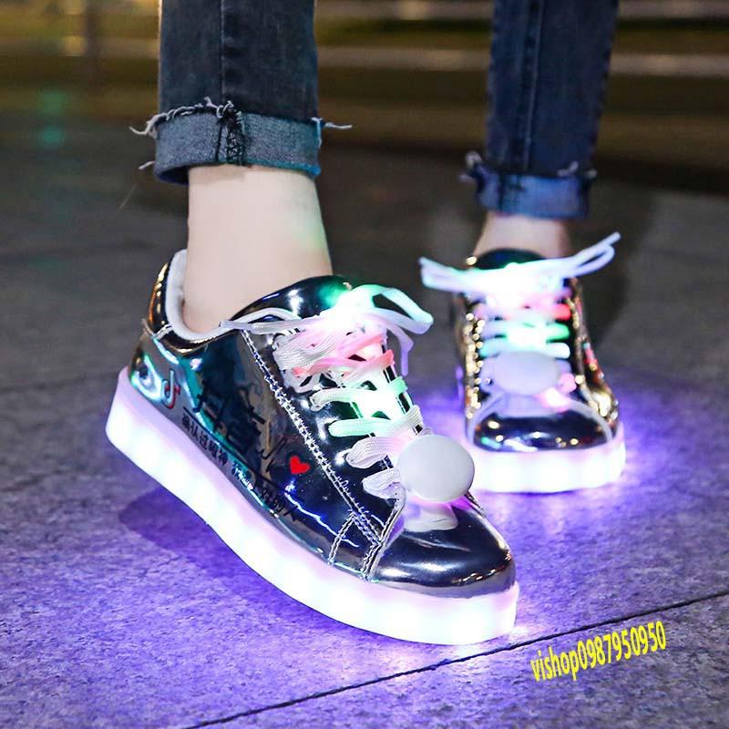 Giày phát sáng màu bạc bóng phát sáng 7 màu 8 chế độ đèn led kèm dây giày phát sáng (có video) mã CD39 Wcận