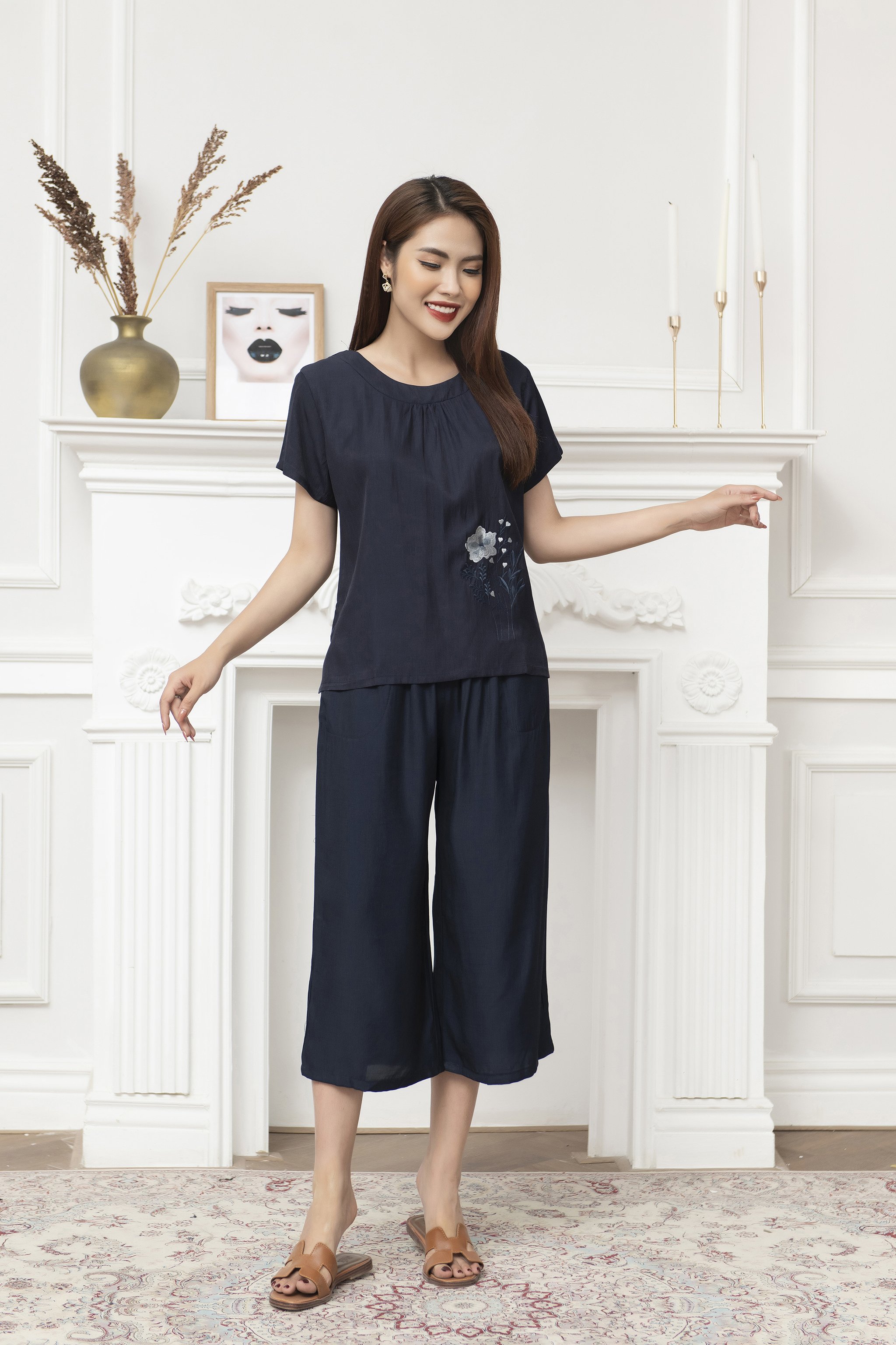 Bộ đồ nữ mặc nhà trung niên thêu hoa Vicci DGS.06 áo cộc quần lửng,chất liệu đũi mềm nhẹ, thoáng mát