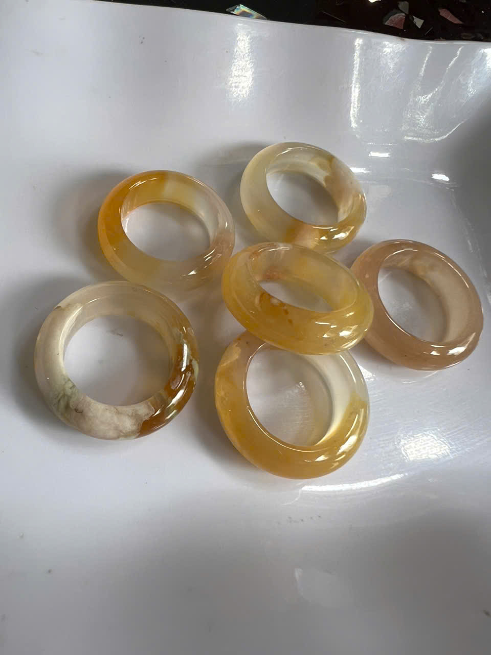 Nhẫn Nữ mới Đá Mã Não Bông Vàng Trắng Đậm Nhạt Bóng Đẹp Ni 17mm Cao 7mm Dầy 4mm Chị em Nữ mệnh Kim mệnh Thủy mệnh Thổ đeo lên tay xinh xắn may mắn ạ