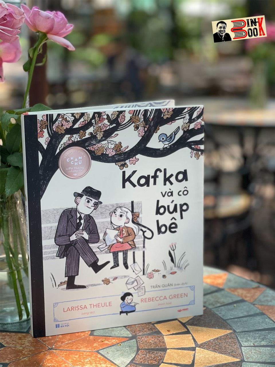 (Bìa cứng in màu) KAFKA VÀ CÔ BÉ BÚP BÊ  - Larissa Theule  - Minh họa: Rebecca Green - Trần Quân dịch - Crabit Kidbooks