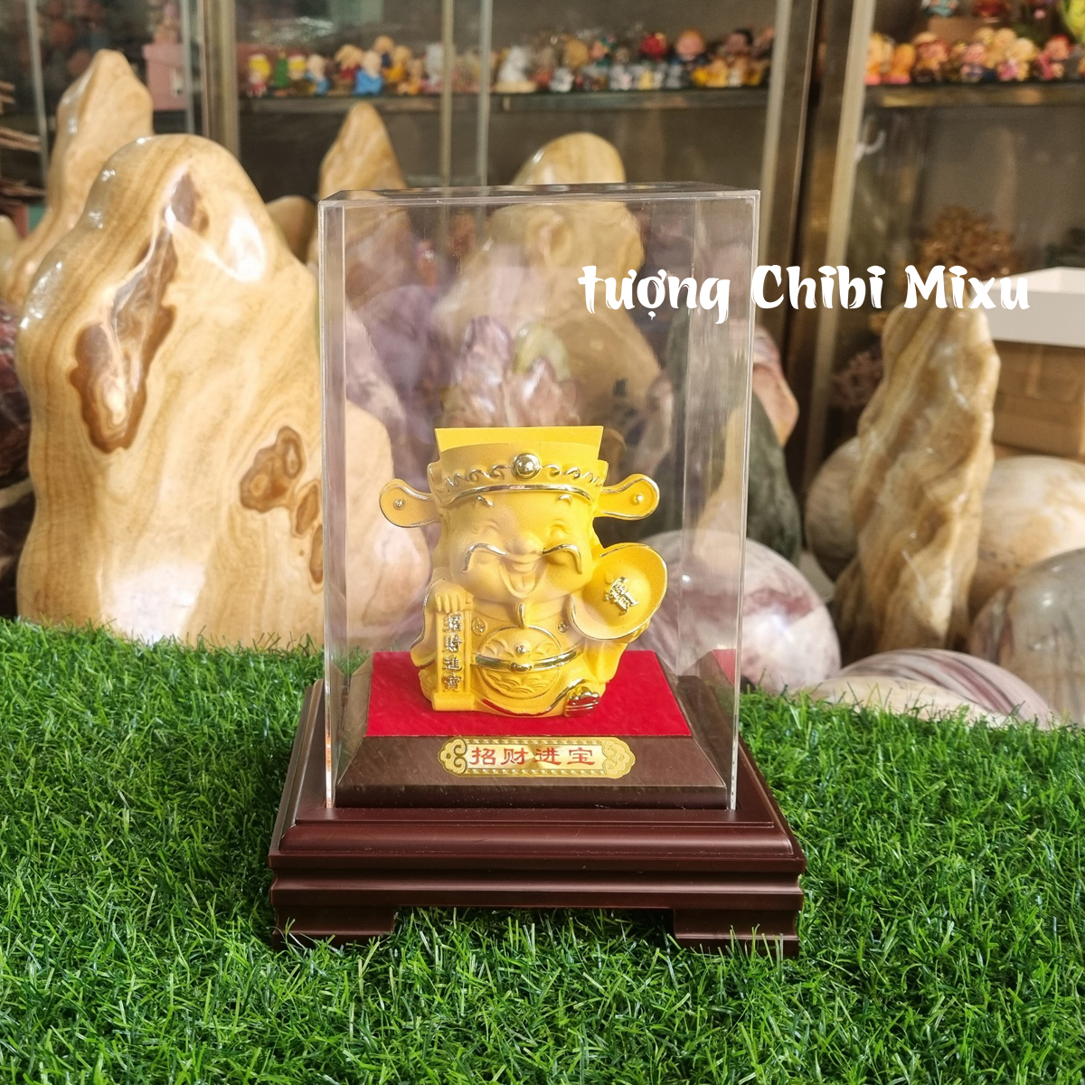 Tượng Thần Tài phủ cát may mắn trong lồng kính mica