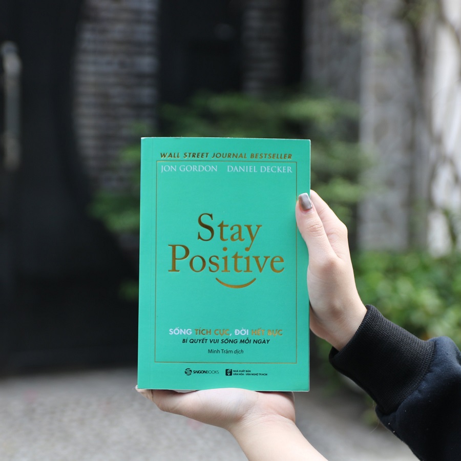 Stay Positive - Sống tích cực, Đời hết bực (Encouraging Quotes and Messages to Fuel Your Life with Positive Energy) - Tác giả: Daniel Decker, Jon Gordon