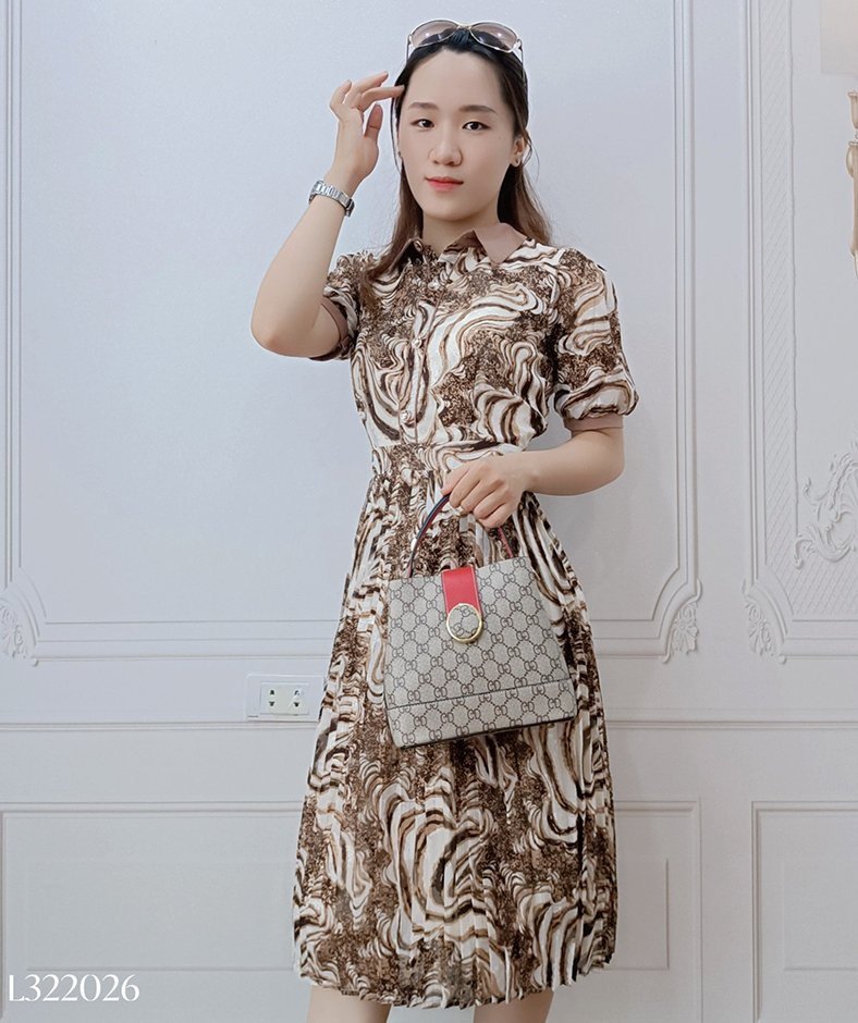 Váy cổ đức nền nâu họa tiết lượn sóng
