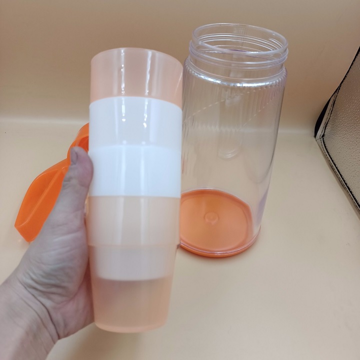 Bình Đựng Nước Dung Tích 1700 ML Tặng Kèm 4 Cốc Nhựa Xinh Xắn