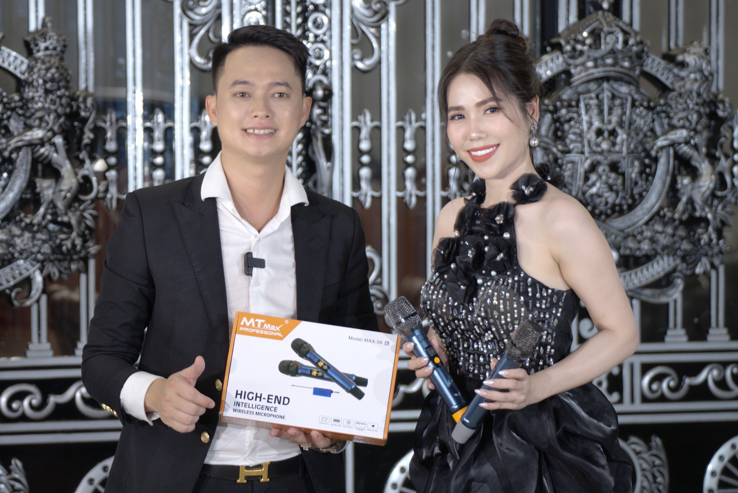 Bộ 2 Micro không dây đa năng Max 56 - Hút âm tốt, chống hú hiệu quả - Sạc pin ngay trên mic- HÀNG CHÍNH HÃNG
