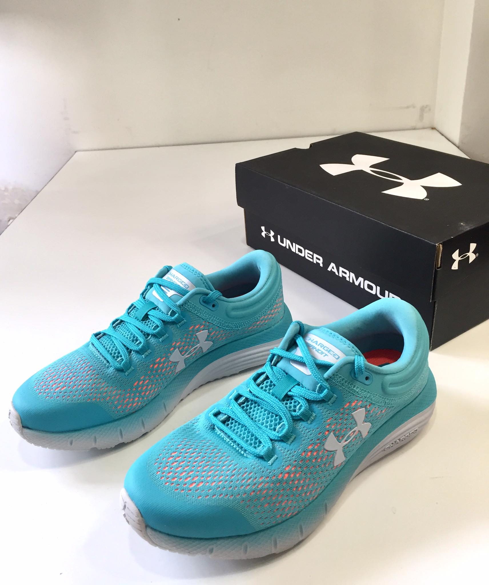 giày sneaker nử Underr Amourr chinh hãng xách tay Mỹ