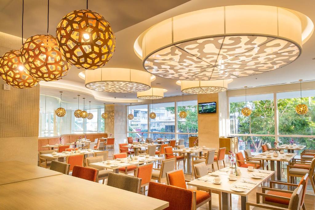 Combo 4N3D KS Liberty Central Hotel Nha Trang: VMB khứ hồi Hà Nội - Nha Trang + Phòng Tiêu Chuẩn + Ăn sáng