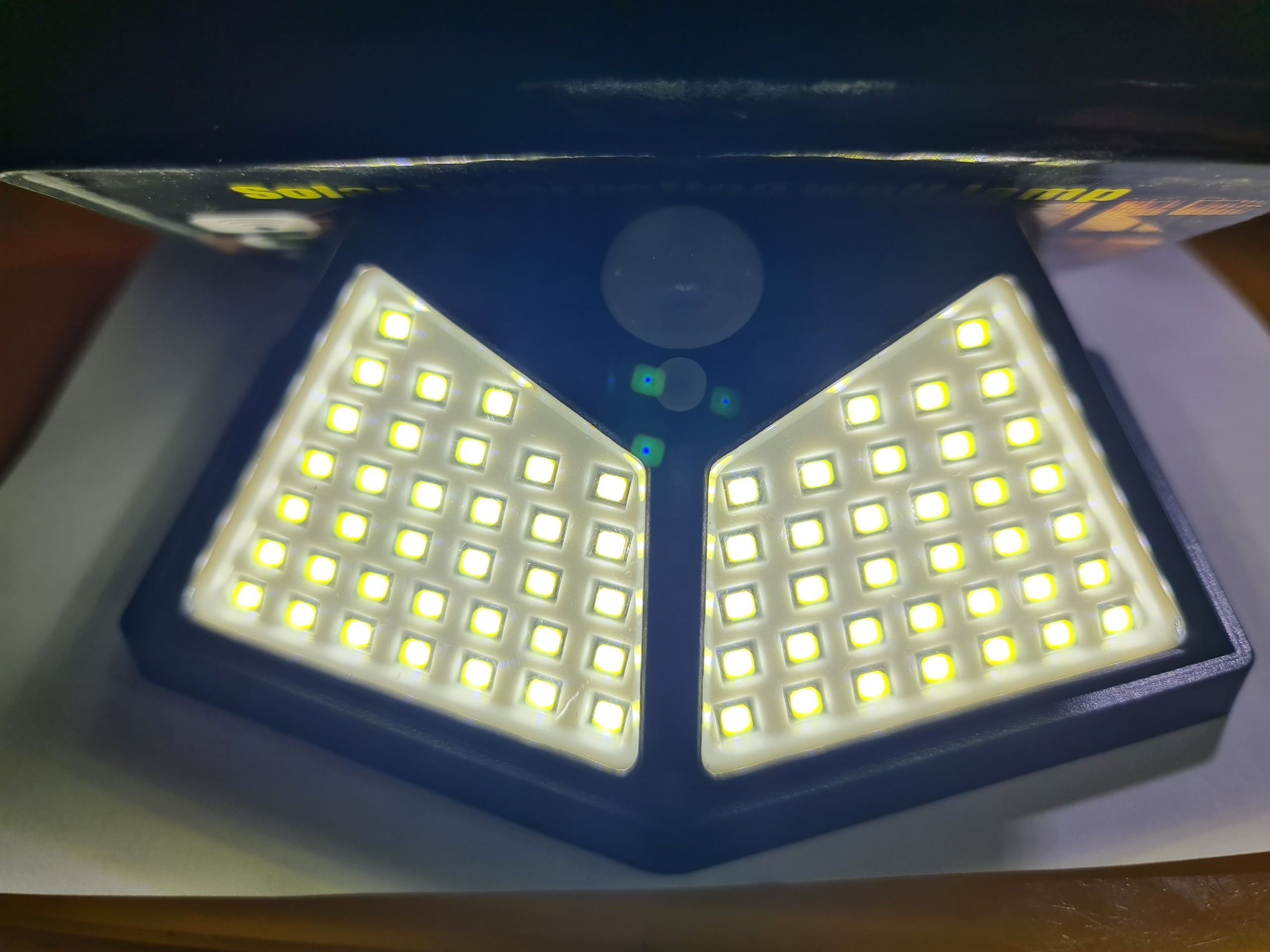 Đèn NLMT cảm ứng chuyển động bật sáng Model 100 hạt led