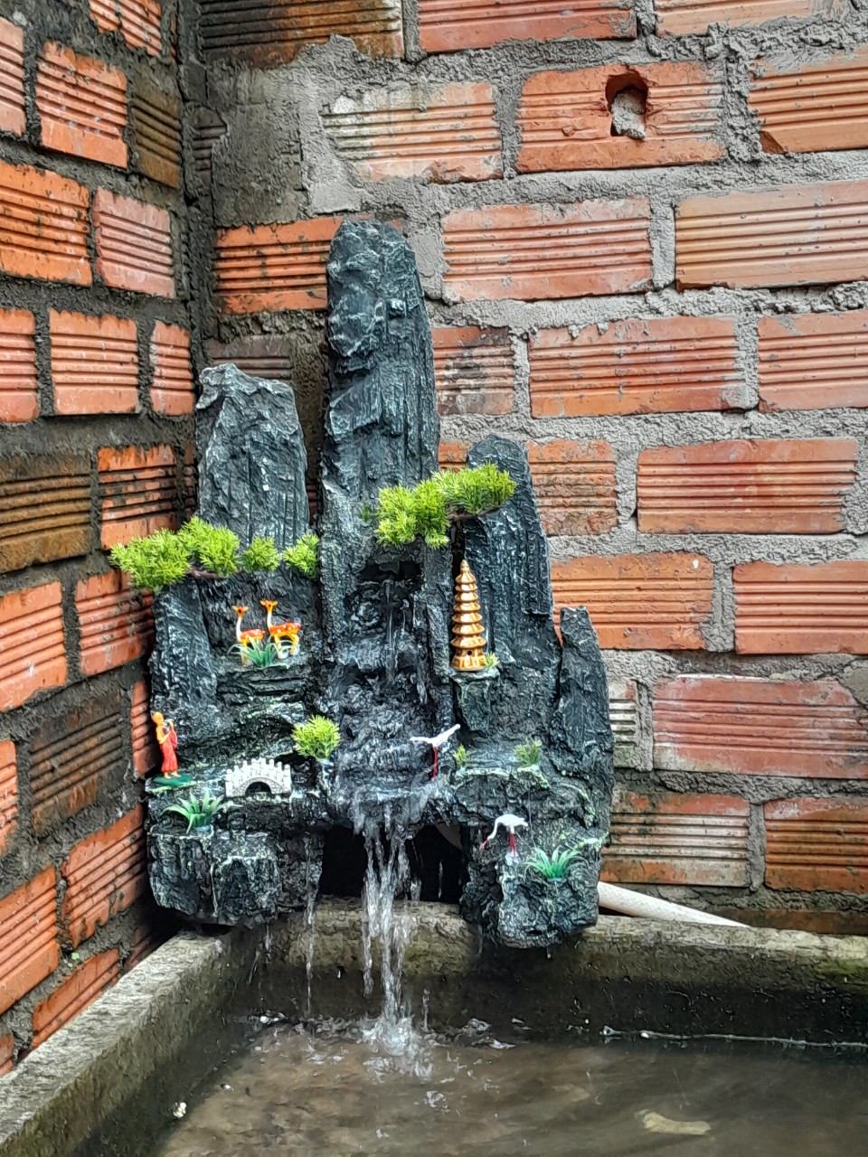 Hòn Non Bộ Hồ Cá Tặng Kèm Máy Bơm Thác Nước