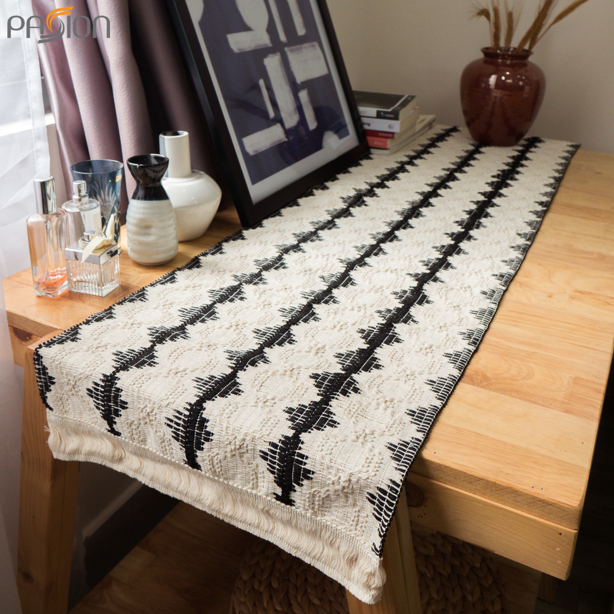 Khăn Trải Bàn Table runner Dệt Màu Đen Trắng Tua Rua Sọc Kim Cương