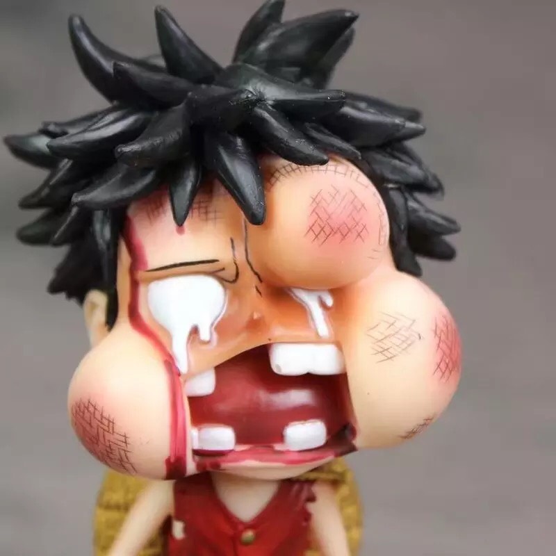 Mô hình luffy trong one piece bị đánh sưng mặt