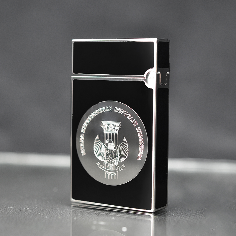 Vỏ Hột Quẹt Bật Lửa Gas Đá Upon D86b Thiết Kế Họa Tiết Sơn Mài Đen In Quốc Huy Indonesia Độc Đáo - Dùng Gas Đá Cao Cấp
