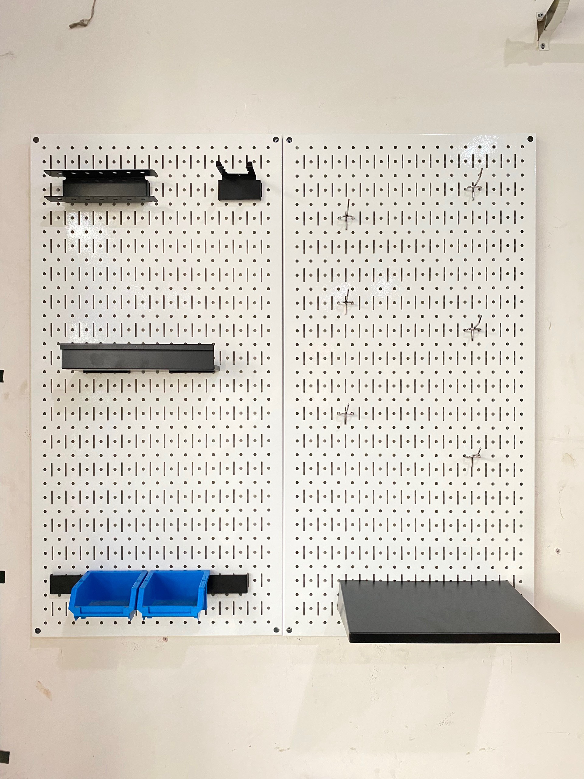 Tấm lưới đôi pegboard treo dọc màu trắng kèm phụ kiện treo