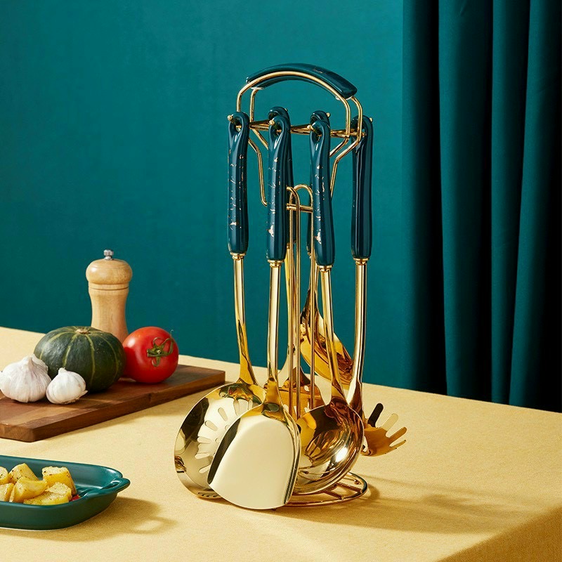 Bộ môi xẻng nhà bếp inox mạ vàng cán sứ cao cấp 6 món kèm giá treo phong cách Châu Âu sang chảnh