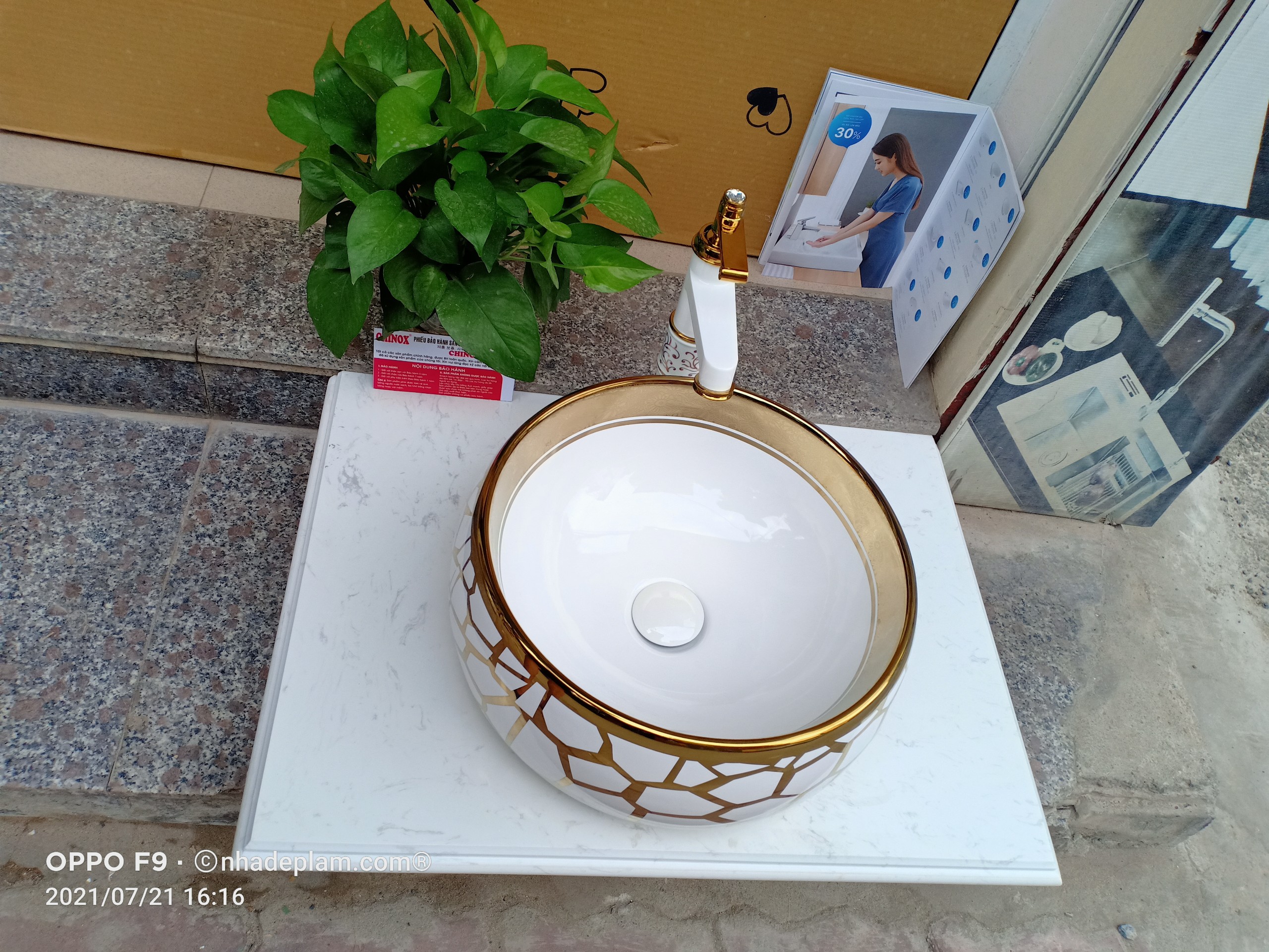 Chậu lavabo viền vàng CHINOX