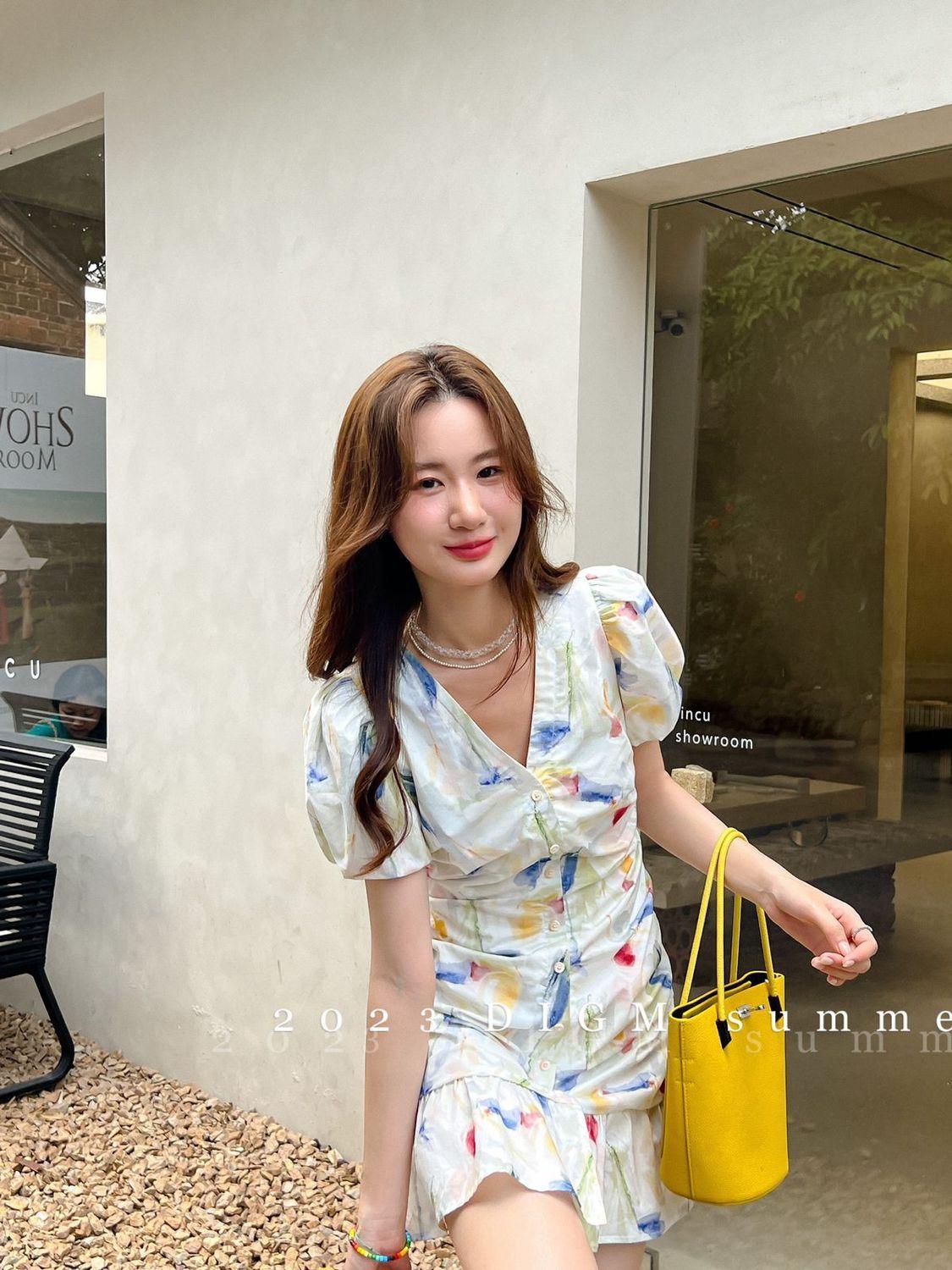DONGSHOP Phong cách Pháp Vintage tranh sơn dầu xếp li váy mùa hè V cổ thắt lưng hiển thị gầy khí chất cao cấp cảm giác váy nhỏ