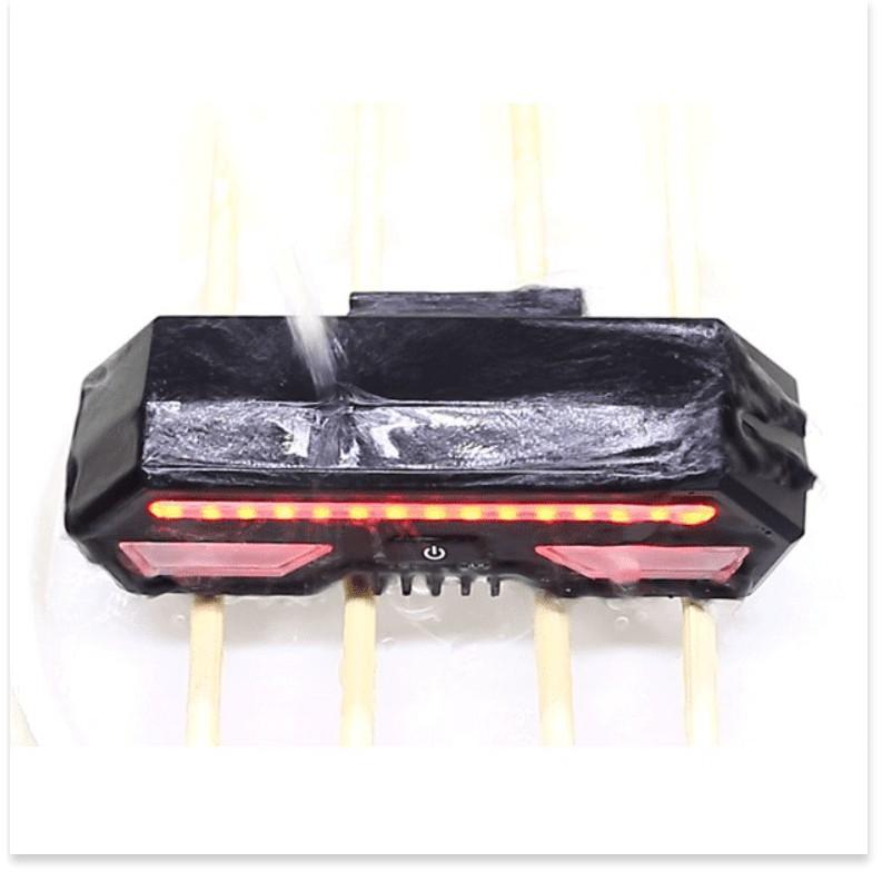 Đèn sau xi nhan xe đạp LP-1801 có điều khiển không dây, dung lượng pin 2200mAh, chống nước khi đi mưa