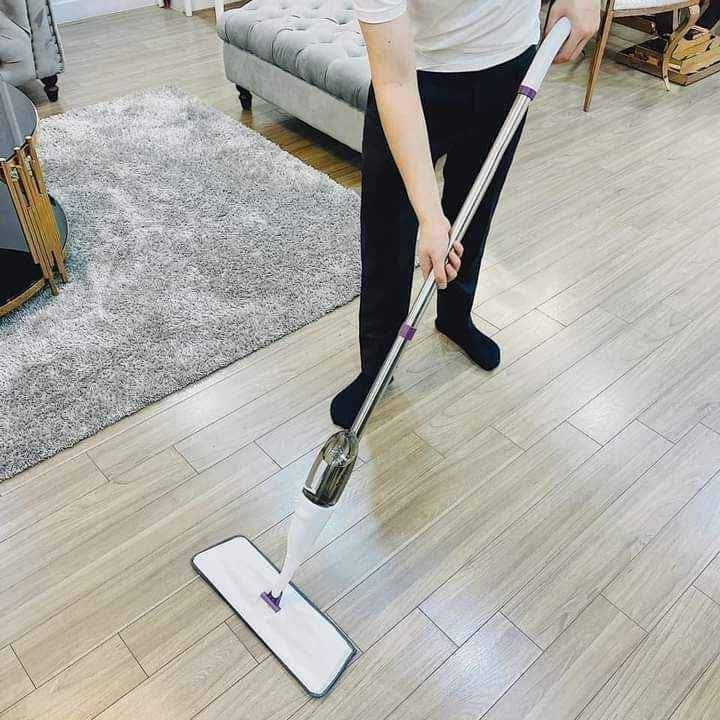 Cây chổi lau nhà kèm bình xịt nước ngay trên thân cây lau tiện dụng, bàn xoay 360 độ lau sạch mọi ngóc ngách trong nhà, chiều dài cây lau tùy chỉnh linh hoạt theo từng lứa tuổi