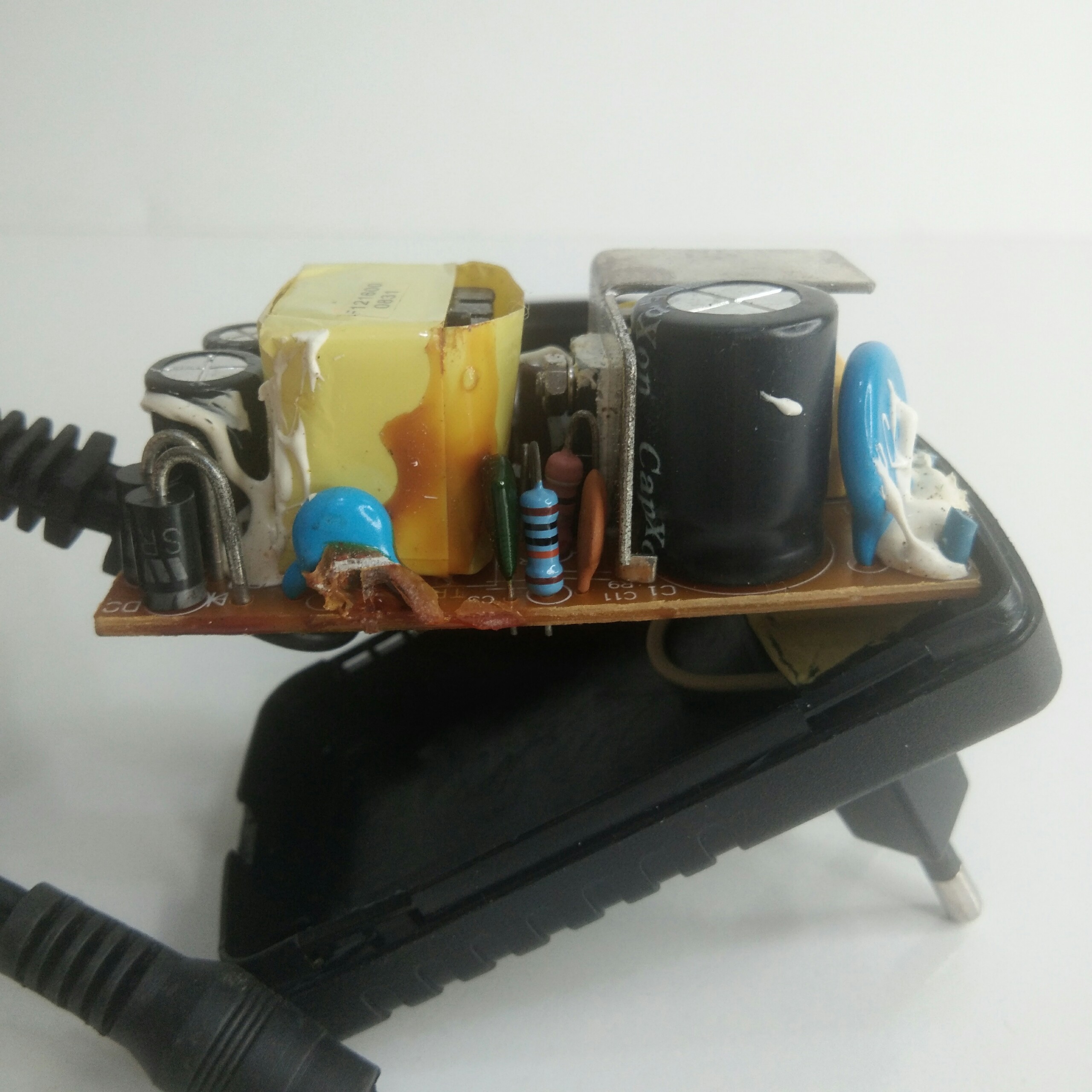 NGUỒN 12V 2A DÙNG CHO CAMERA VÀ CÁC ĐỒ ĐIỆN CÓ CÙNG CÔNG SUẤT ĐẦU DÂY 5.5 LY.HÀNG NHƯ HÌNH