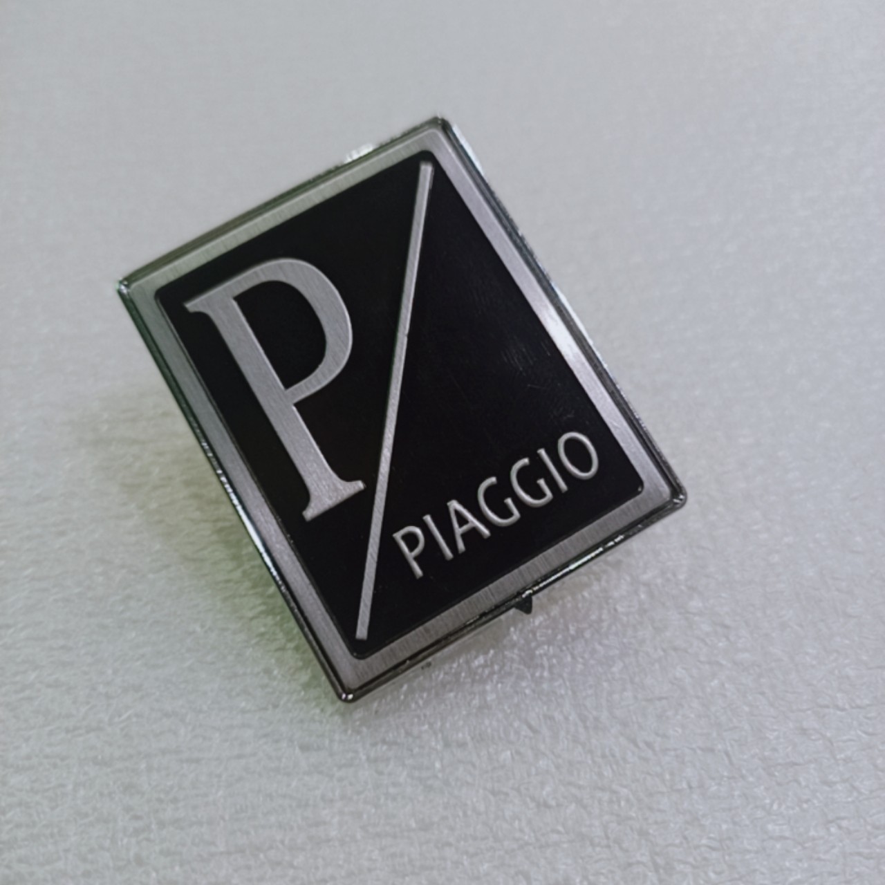 Logo dành cho dòng xe Piagio - Chữ P Trắng - nền Full Đen - 8829z.