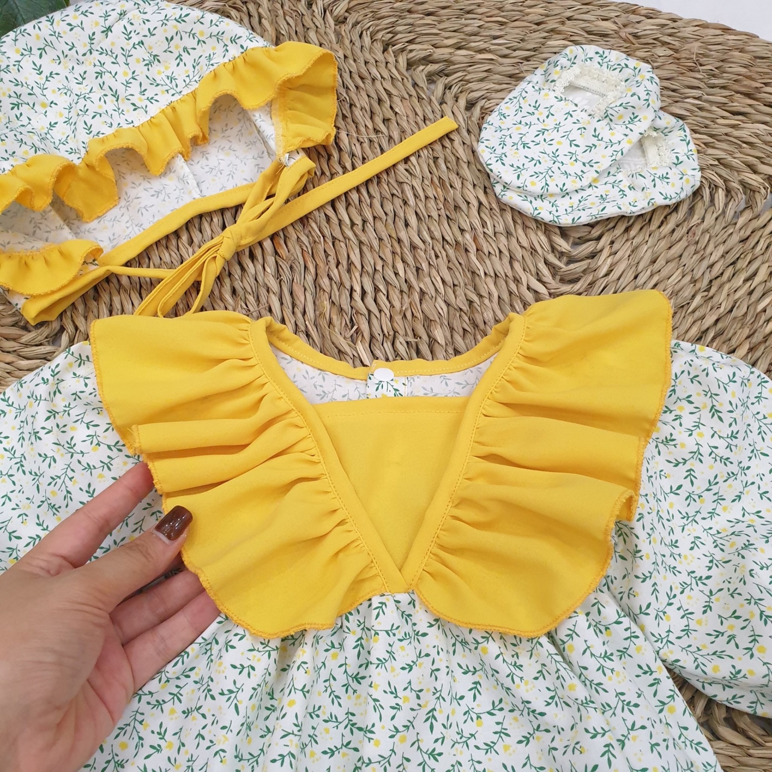 Body hoa xanh 3 chi tiết cho bé gái 4 đến 12kg, Bodysuit chất thô Quảng Châu