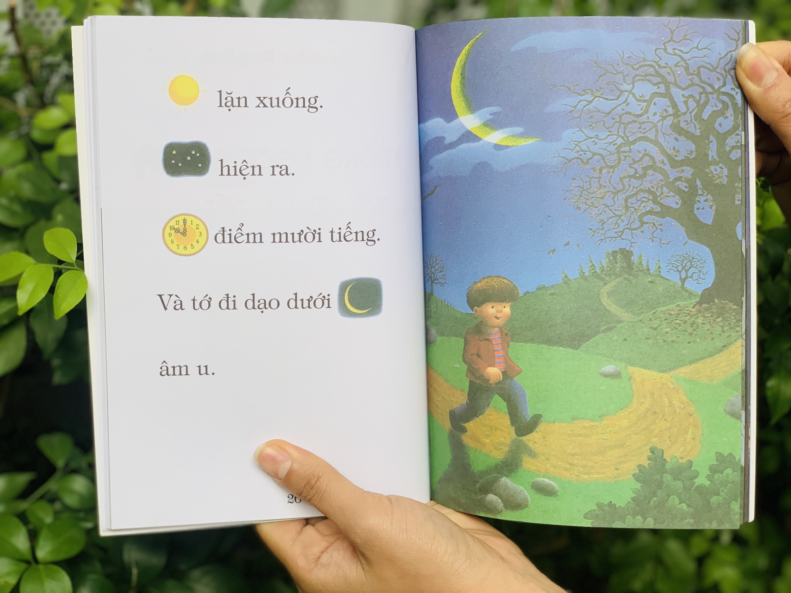 Sách In A Dark, Dark House  (All Aboard Reading) - Truyện tiếng anh cho bé từ 2 tuổi, tặng kèm file nghe học tập hiệu quả