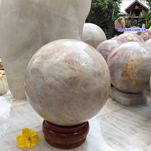 Quả cầu phong thủy đá thạch anh trắng tự nhiên khử tia ác xạ QC765 nặng 7kg đường kính 17cm – Vật phẩm phong thủy may mắn