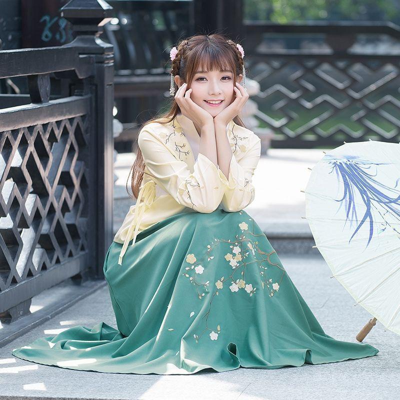 Hán phục cách tân hoa mai
