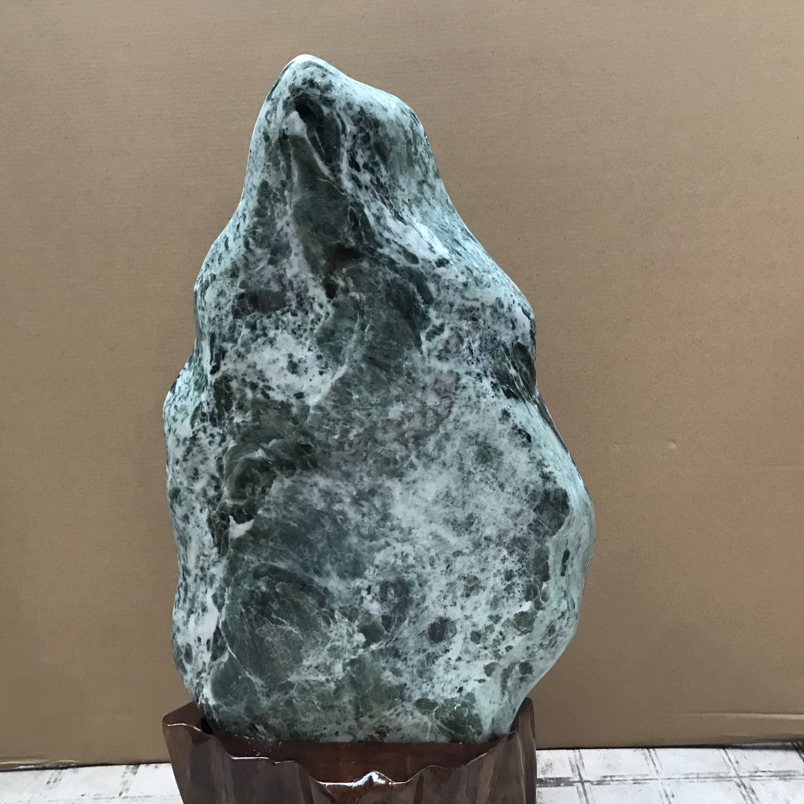 Đá phong thủy tự nhiên serpentine màu xanh cao 64cm nặng 24 kg đá ngọc  cho mệnh Hỏa và Mộc
