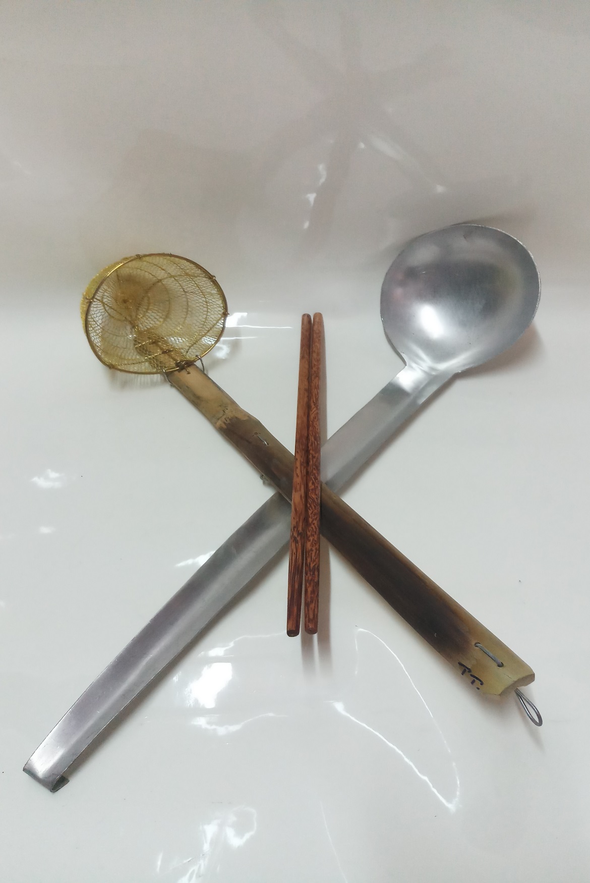 COMBO 1 VỢT THAU TRỤNG MÌ,HỦ TIẾU,RAU GIÁ+ 1 VÁ NHÔM MÚC NƯỚC LÈO+ 1 ĐÔI ĐŨA DỪA CAO CẤP.