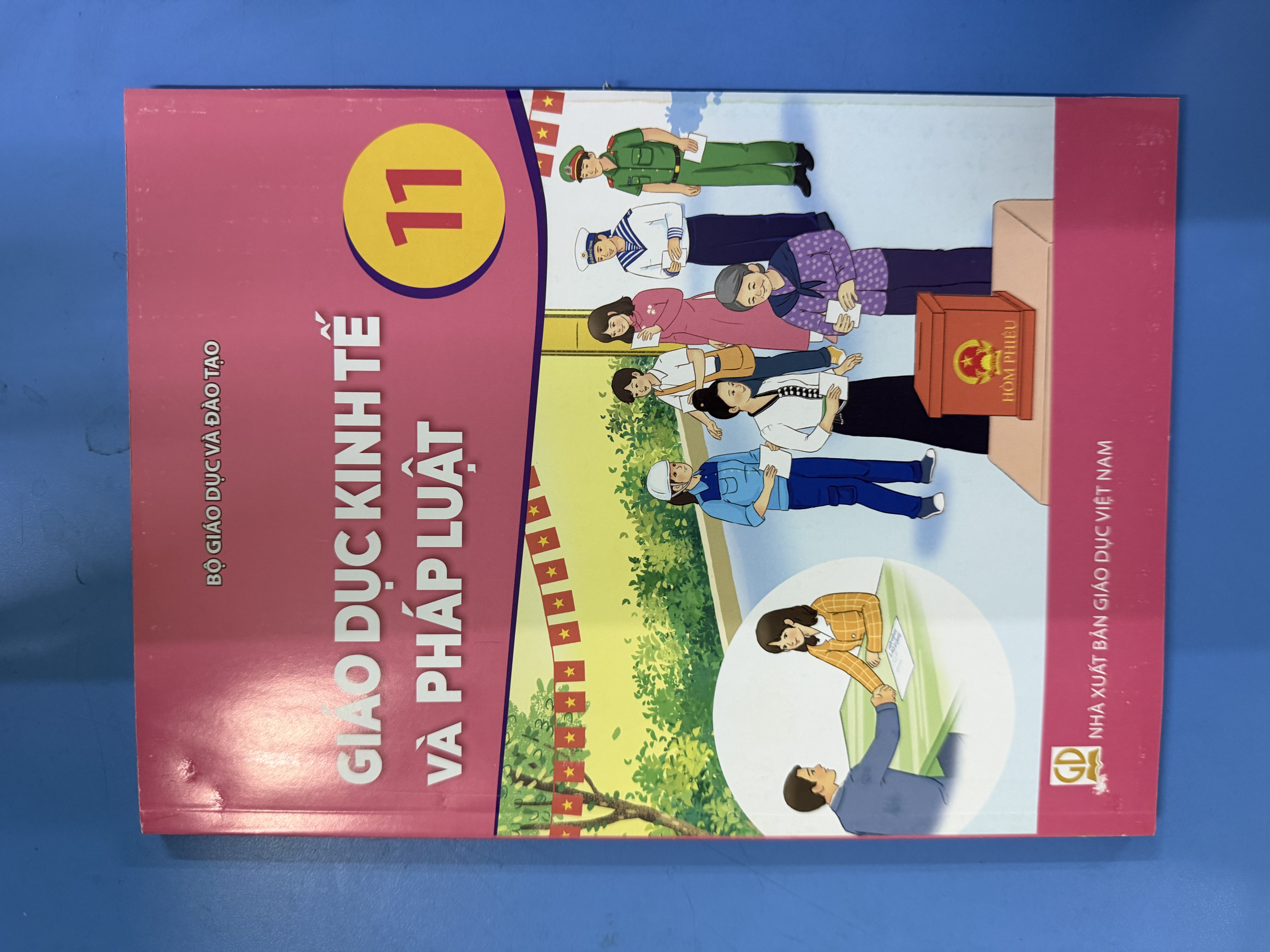 Sách giáo khoa Giáo Dục Kinh Tế và Pháp Luật 11- Kết Nối Tri Thức Với Cuộc Sống (Kèm nilon bọc sách, nhãn tên)