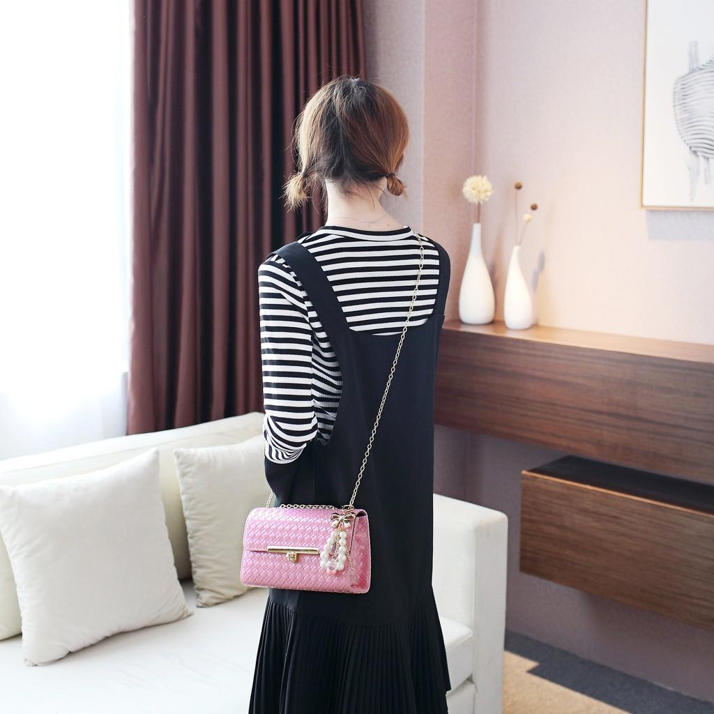 Túi Đeo Chéo Khóa Gài T22 Caro Hồng Đỏ