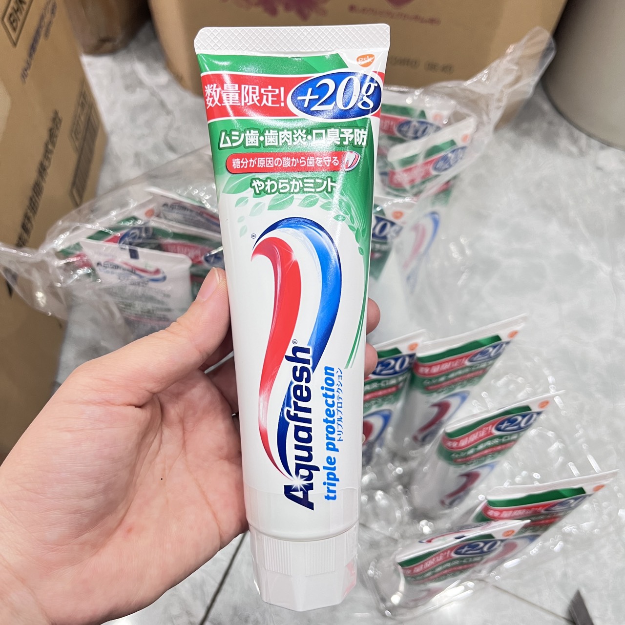 Kem đánh răng Aquafresh 140g Nhật Bản ngăn ngừa sâu răng hơi thở thơm mát