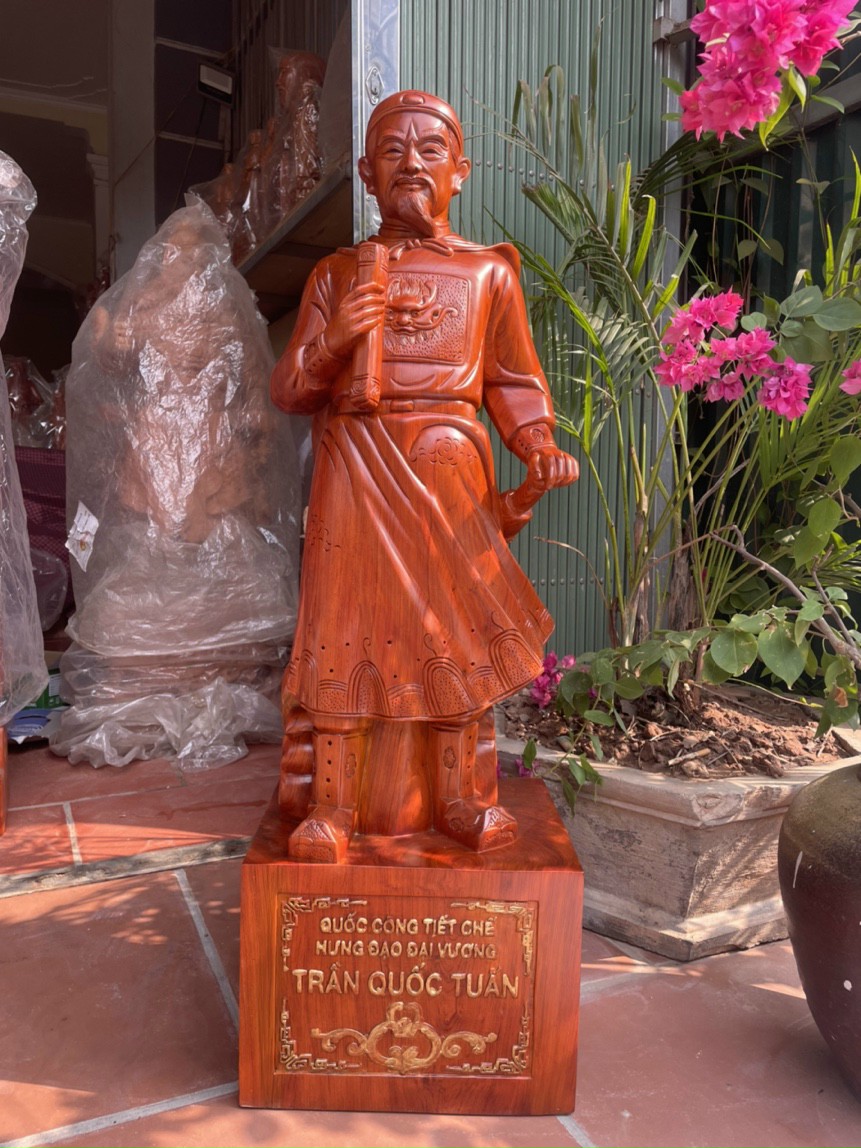 TƯỢNG ĐIÊU KHẮC TRẦN QUỐC TUẤN TRẦN HƯNG ĐẠO VƯƠNG BẰNG GỖ HƯƠNG ĐÁ KT CAO 100×34×24CM