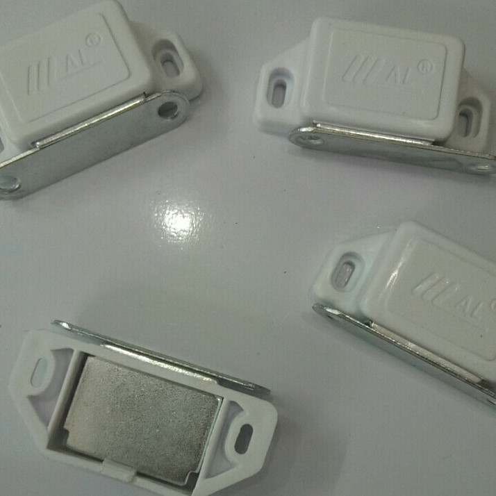Nam châm hít cửa tủ loại To KT: 50x25x15mm