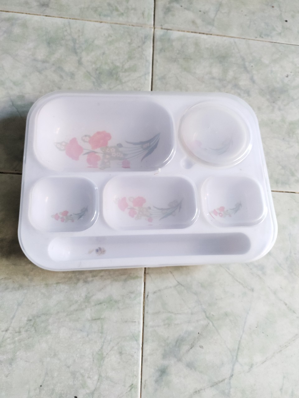 Khay cơm phần 6 ngăn nhựa melamin 33 × 26 × 6 cm cao có ô đựng muỗng đũa và 2 nắp đậy