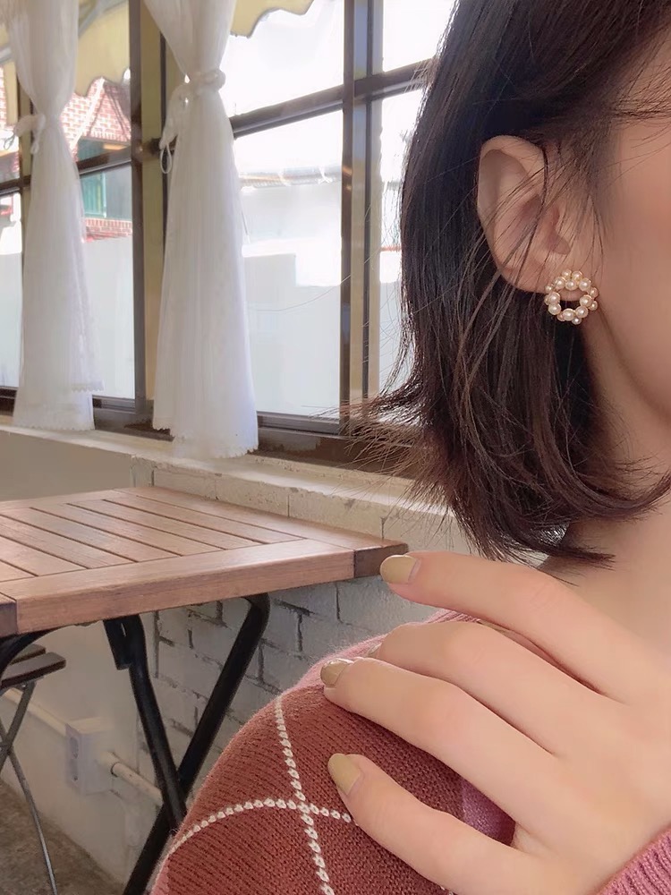 Khuyên tai tròn đính ngọc trai nhân tạo sang chảnh