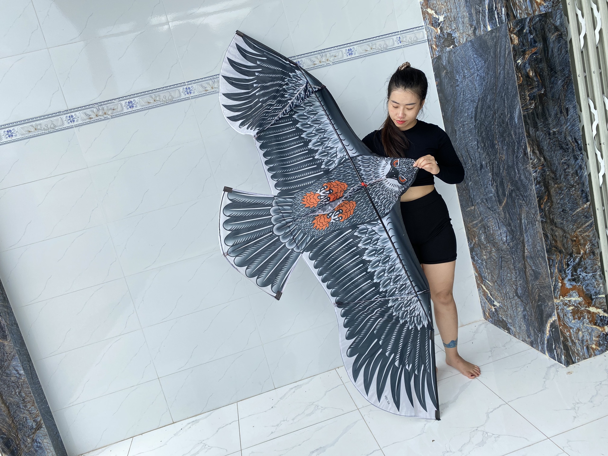 Diều đại bàng 2.4m khung cacbon giao màu ngẫu nhiên