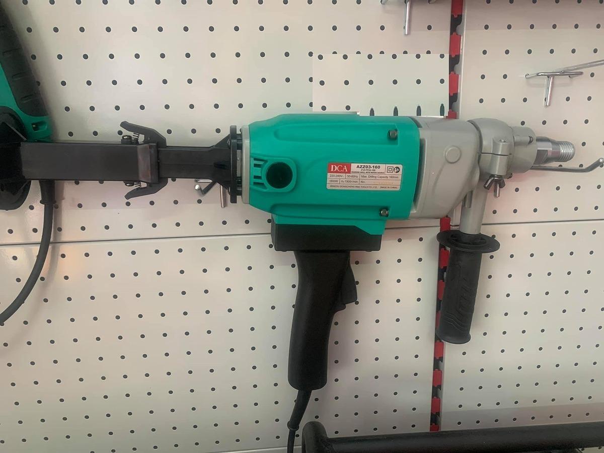 MÁY KHOAN RÚT LÕI BÊ TÔNG 1800W DCA AZZ03-160 - HÀNG CHÍNH HÃNG