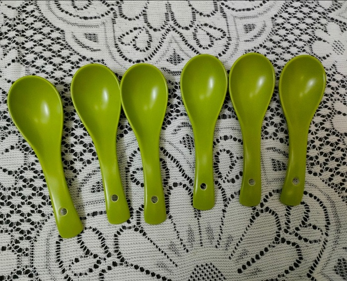 Thìa sứ màu xanh lá