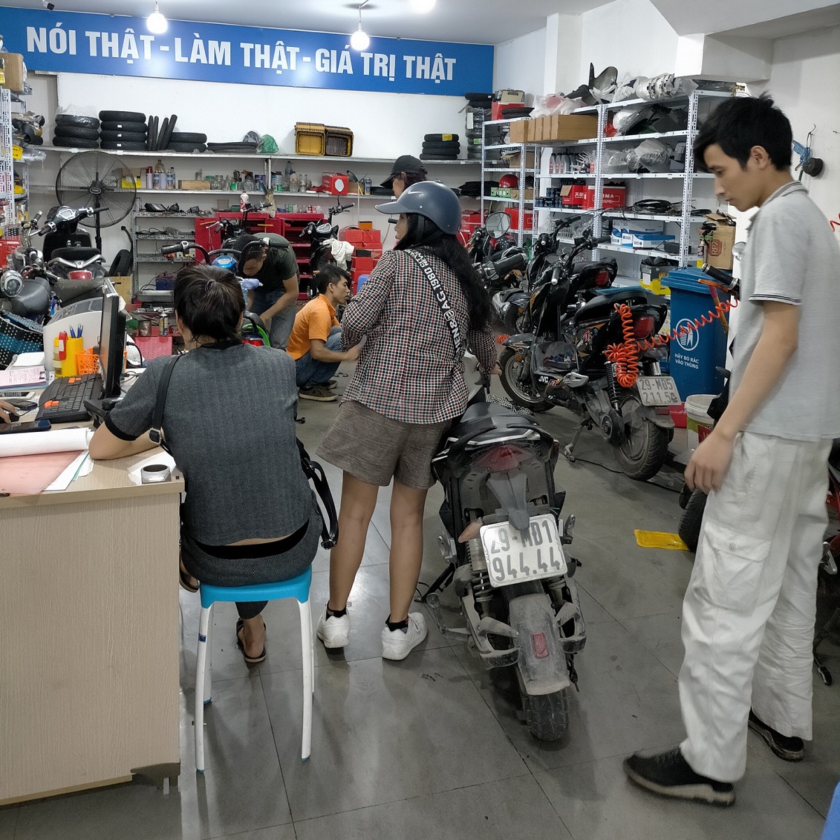 SẠC CHUYÊN DỤNG DÀNH CHO XE MÁY ĐIỆN GOGO - SIÊU BỀN - SẠC DÒNG ĐIỆN CHUẨN - NGẮT ĐIỆN TUYỆT ĐỐI - BẢO VỆ XE - KÉO DÀI TUỔI THỌ ẮC QUY - LOẠI 60V-20AH CHÂN ĐẶC