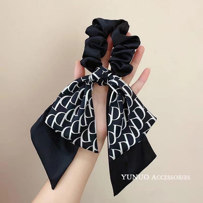 Cột tóc vải satin in chữ D