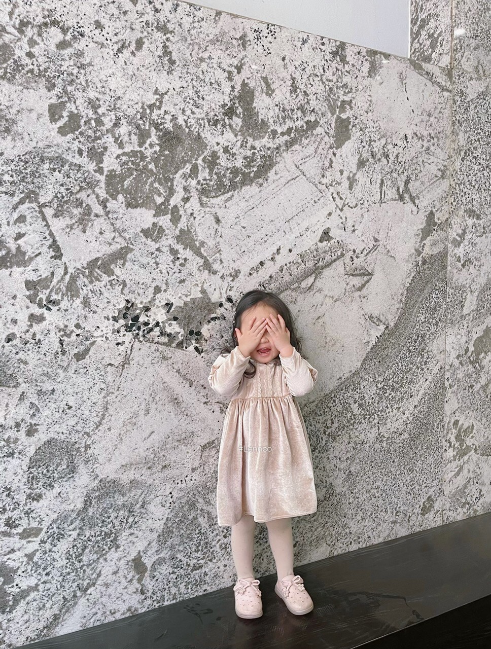 Váy nhung tay bồng 3 ren ngực màu be Lennco