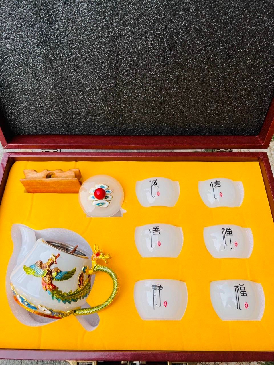 Bộ ấm trà chạm rồng đá bạch ngọc