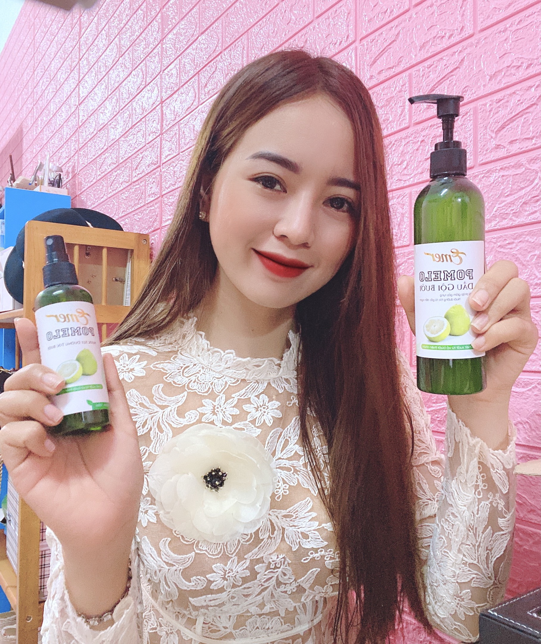 [LIỆU TRÌNH GIẢM RỤNG TÓC,KÍCH MỌC TÓC] 1 chai Dầu gội bưởi Pomelo 300ml + 2 chai xịt tinh dầu bưởi Pomelo (100ml x 2) nuôi dưỡng tóc từ gốc đến ngọn cho mái tóc suôn mượt  và bồng bềnh hơn