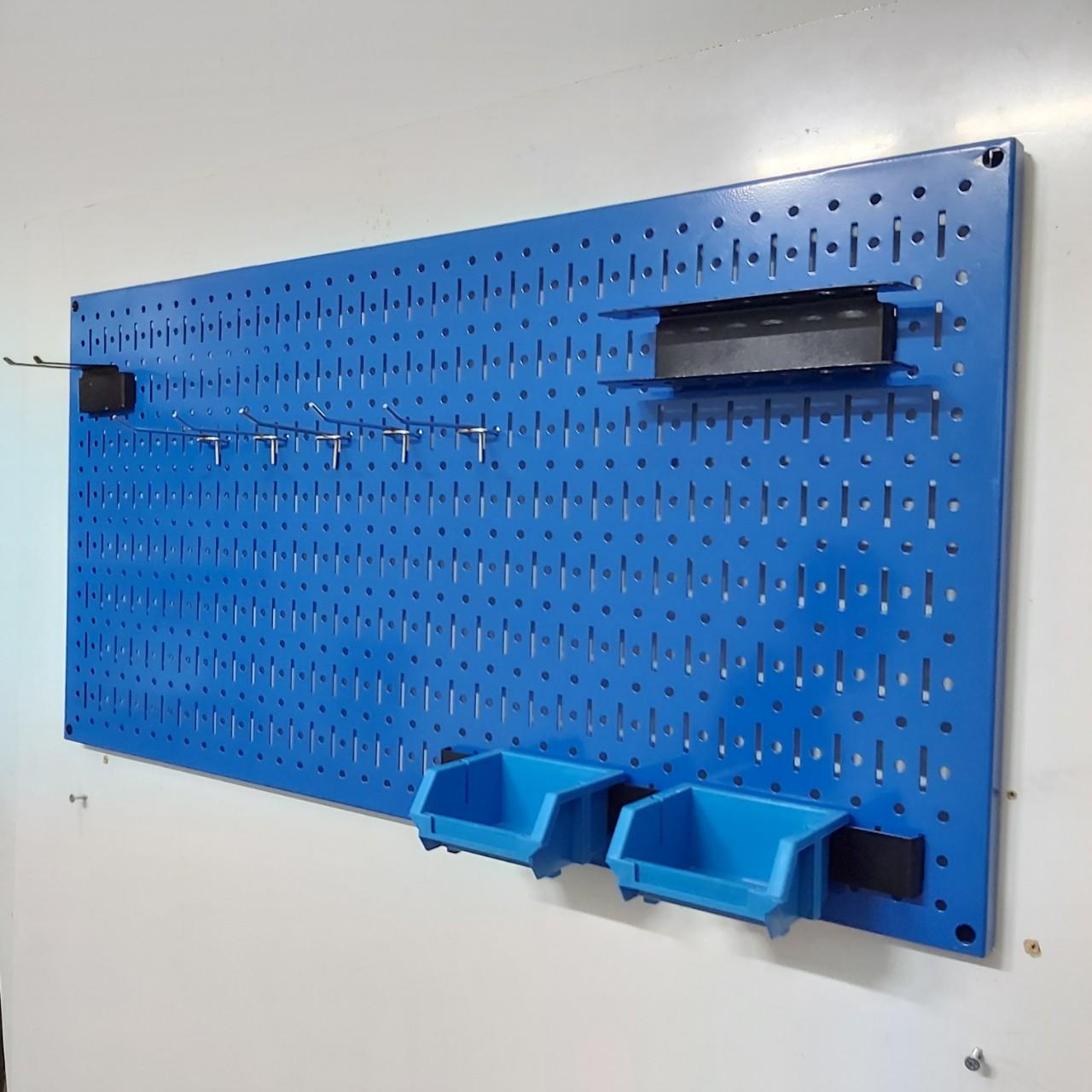 Tấm vách lưới pegboard màu xanh kèm phụ kiện treo tường