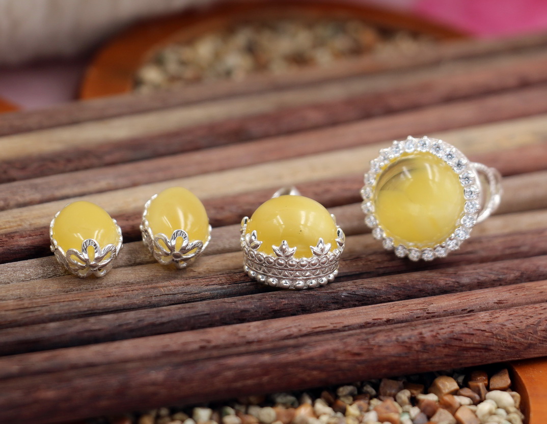 Bông Tai Hổ Phách Baltic Màu Vàng Bơ - MOON Jewelry