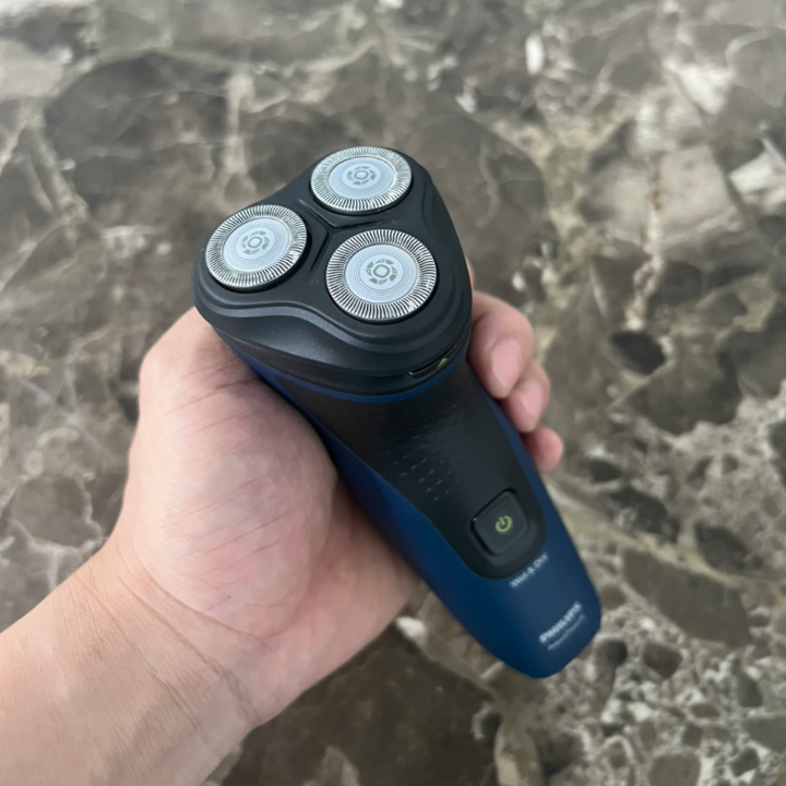 Máy Cạo Râu Thương Hiệu Cao Cấp Philips AquaTouch S1121 Hệ thống lưỡi cạo ComfortCut - HÀNG NHẬP KHẨU