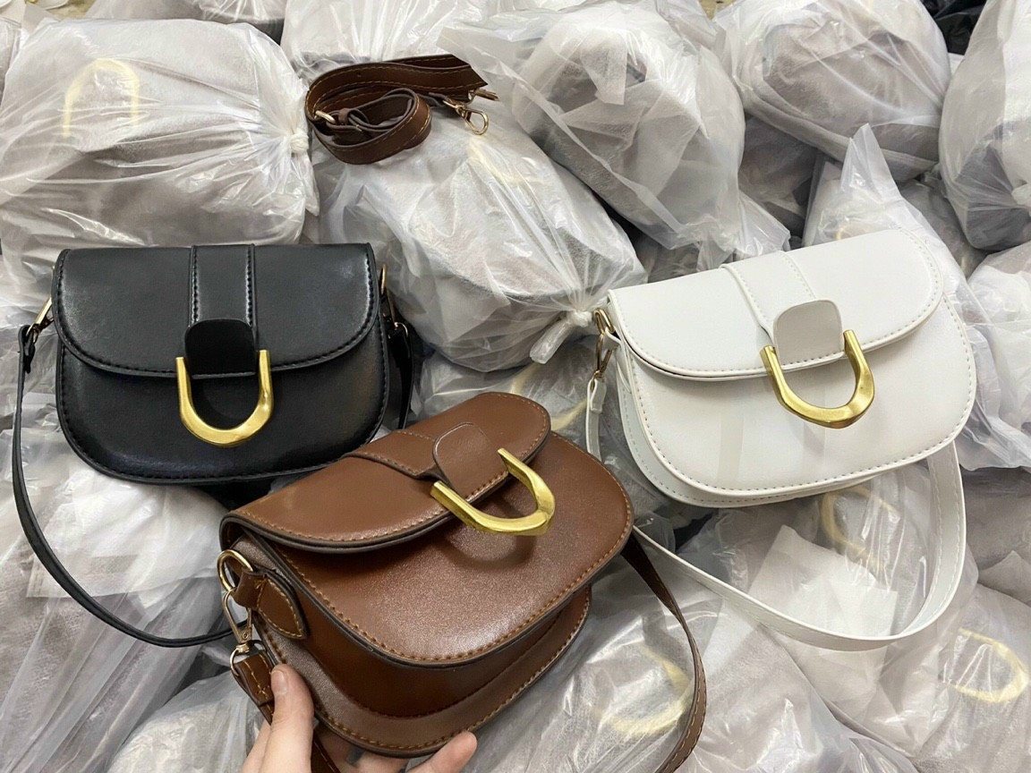 Túi xách nữ túi đeo chéo MiiZzu size 19cm khoá chữ C yên ngựa da trơn đẹp phong cách Hàn Quốc